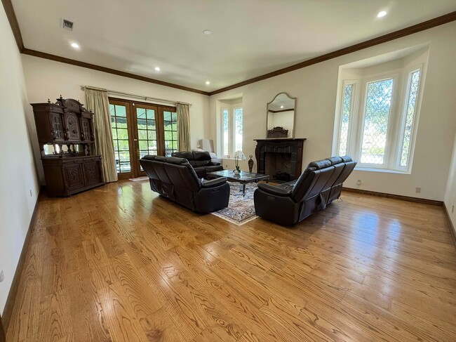 Building Photo - 533 Sierra Madre Ave