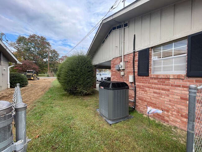 Building Photo - Large home in Pigeon Forge