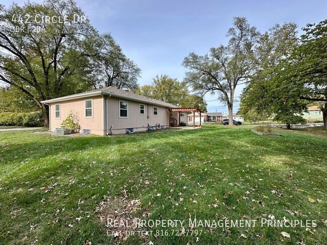 Building Photo - 442 Circle Dr