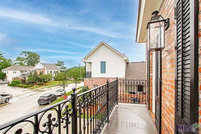 Building Photo - Upscale Townhouse in The Village at Magnol...