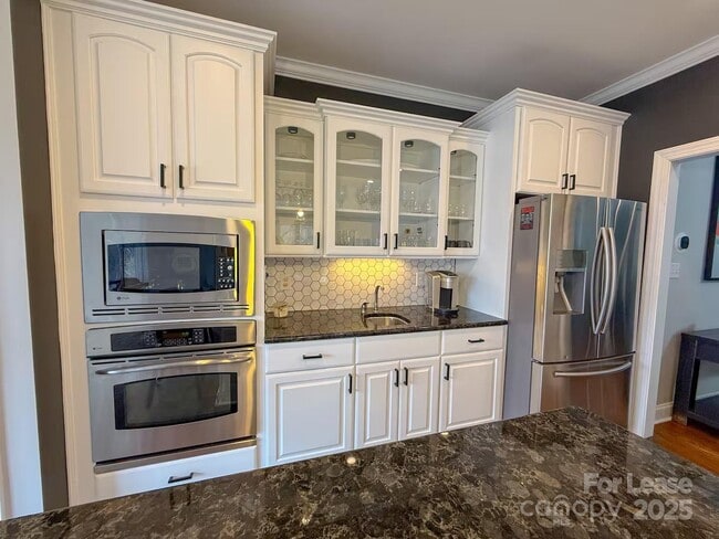 Building Photo - 876 Armstrong Rd