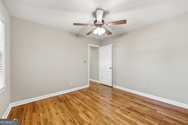 Building Photo - 1003 Valley Dr