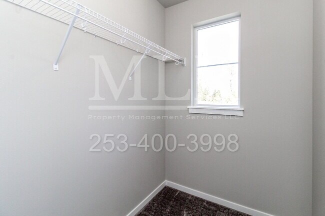 Building Photo - Nearly New Scenic Hill Home with Spacious ...