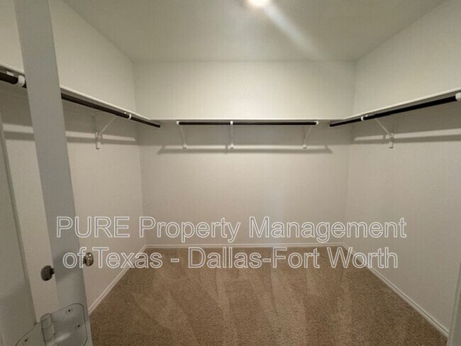 Building Photo - 2929 Dora Dr