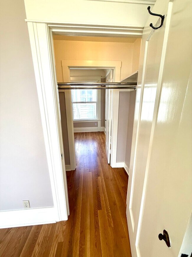 Building Photo - Charming Updated Top Floor 2BR/1BA Marina Apartment w/ Golden Gate Bridge Views! AMSI