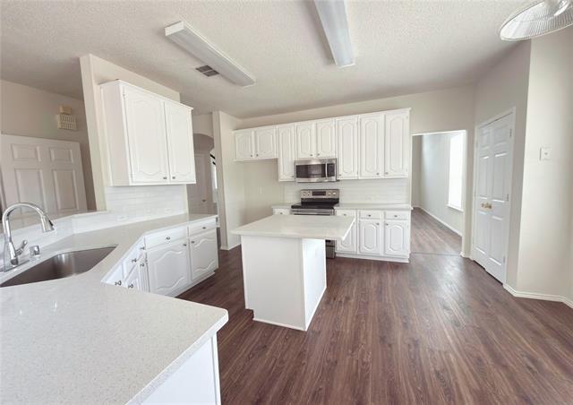 Building Photo - 1196 Winnipeg Dr