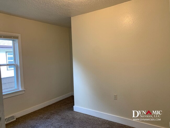 Building Photo - 4+ Bedroom, 2 Bath House By Augustana and USF