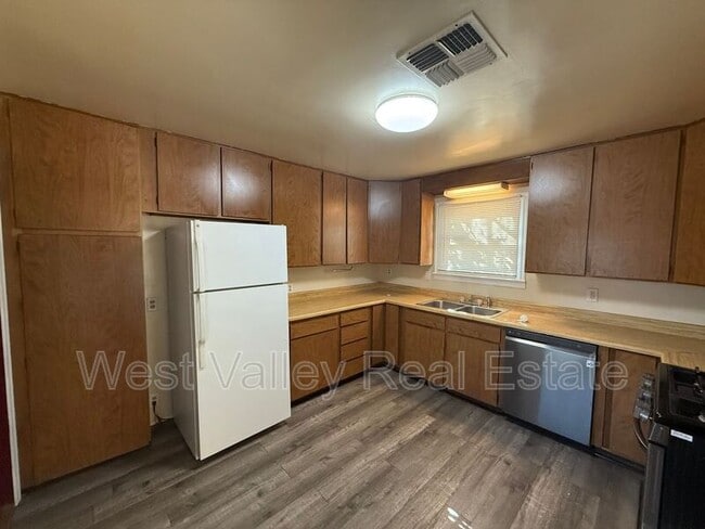 Building Photo - 334 B St