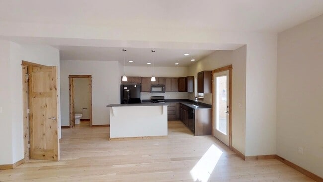 Building Photo - 3bed/2.5 Bath Condo in Four Corners - Dog Friendly!
