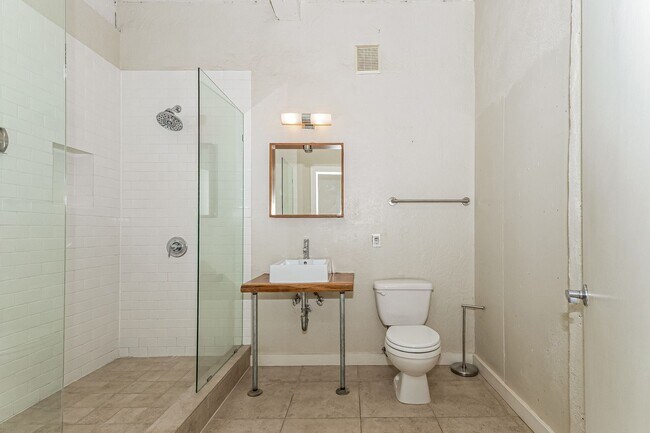 Building Photo - 2 Bedroom Condo Available In West Clawson Lofts!