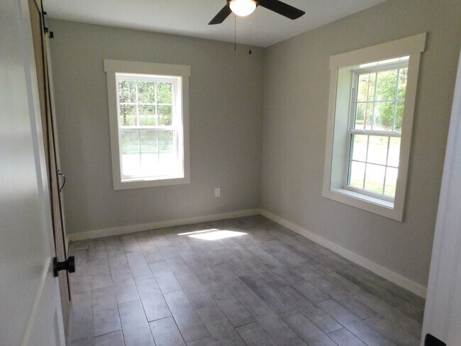 Building Photo - Newly Renovated 2 bed 1 bath cottage