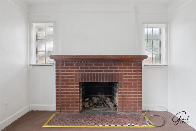 Building Photo - $1,200 - Large East Side 3 Bedroom