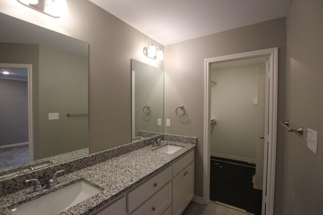 Building Photo - Beautiful 3 Bedroom 2 Bathroom Townhouse in South Tyler! 1/2 OFF FIRST FULL MONTHS RENT!