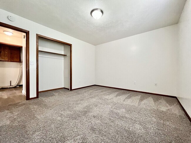 Building Photo - Four Bedroom Duplex in Kentwood