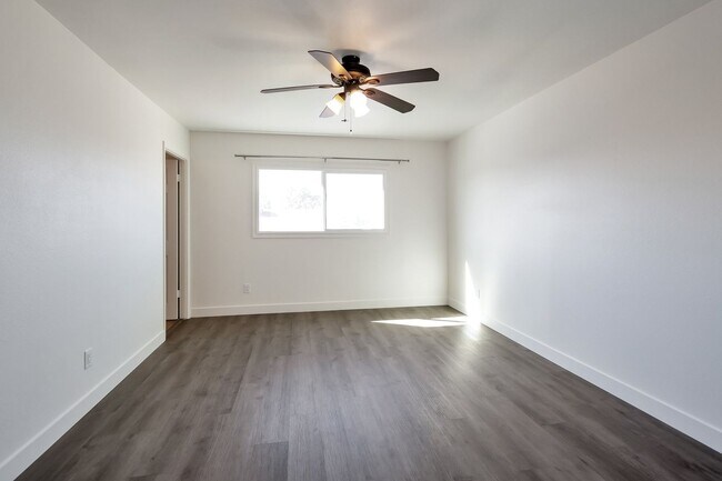 Building Photo - Amazing Tri-level close to ASU with Pool