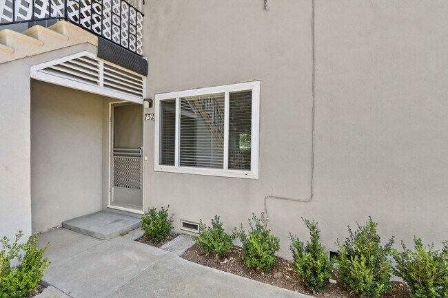 Building Photo - Refreshed 1 Bed 1 Bath Apartment with Parking