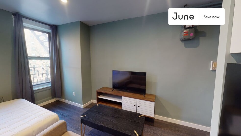 Building Photo - 534 E 14th St