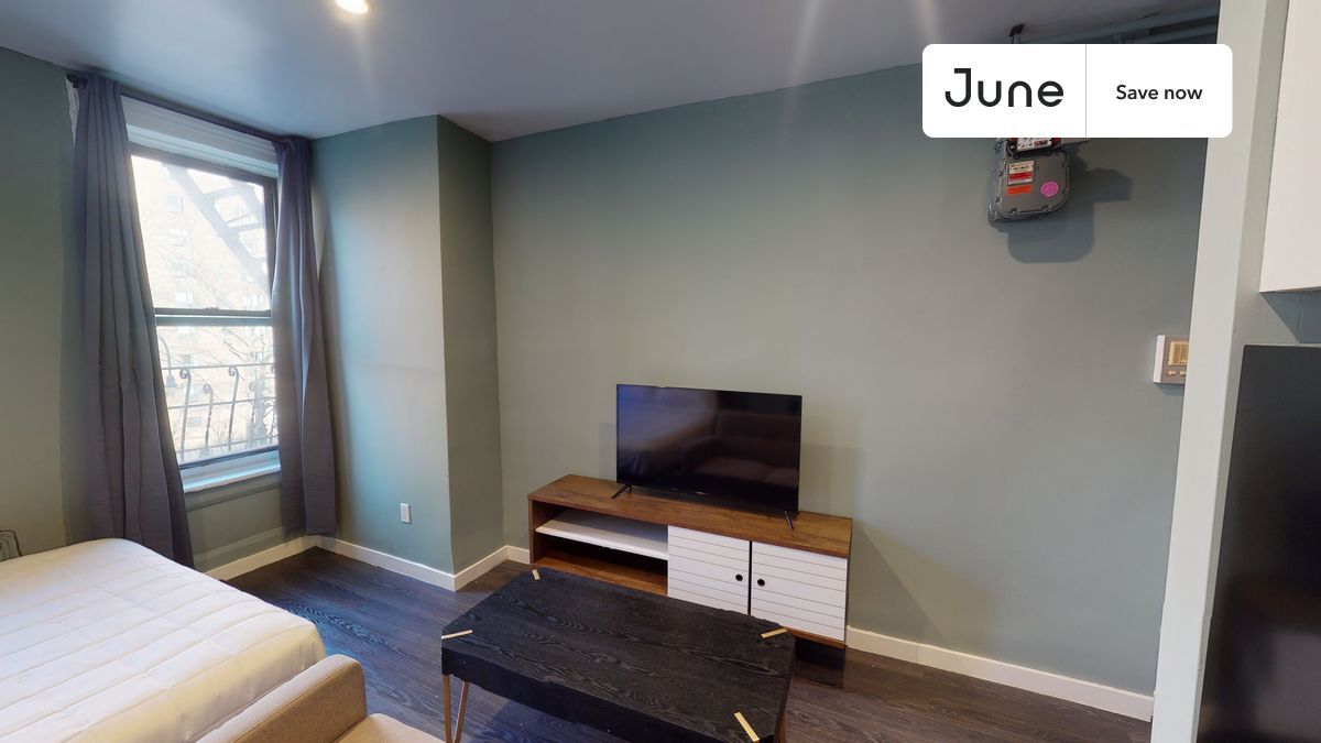 Building Photo - 534 E 14th St