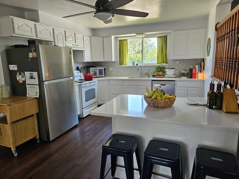 Building Photo - 175 W 400 S