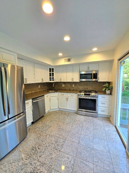 Building Photo - 821-21 Creek Ct