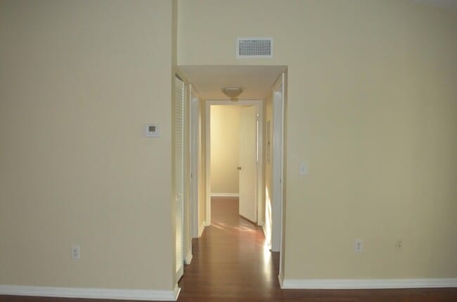 Building Photo - 900 Crestwood Ct S