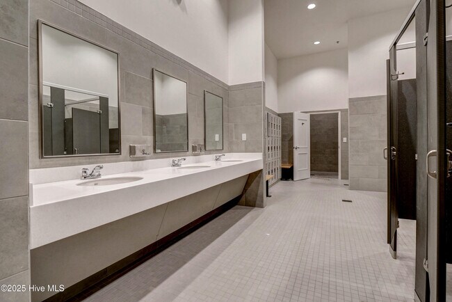 Building Photo - 3253 Gardenwood Dr