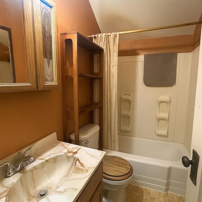 Building Photo - 3 Bedroom 1 Bathroom