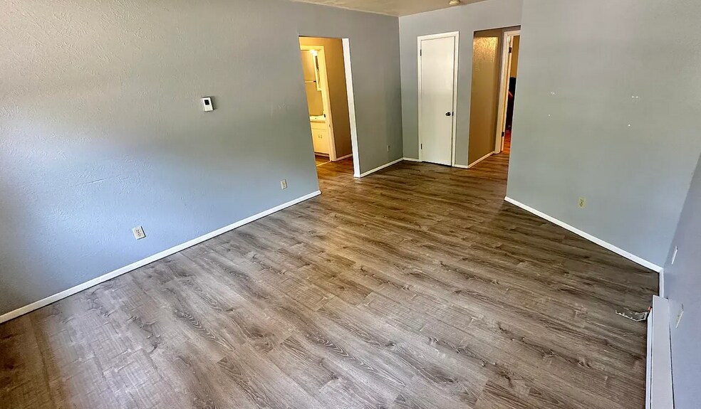 Building Photo - 3917 Reinhardt Dr