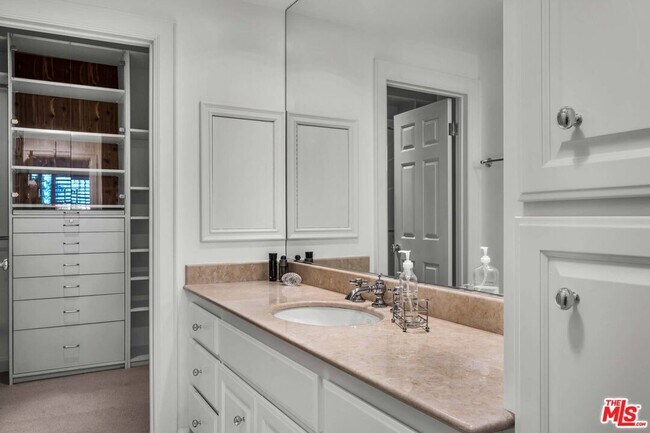 Building Photo - 11745 Montana Ave