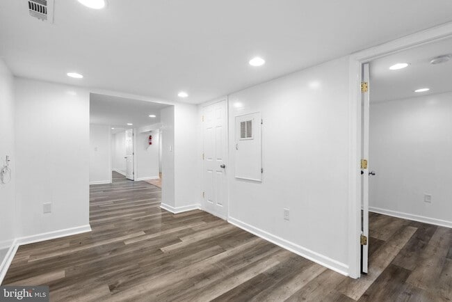 Building Photo - 141 Uhland Terrace NE