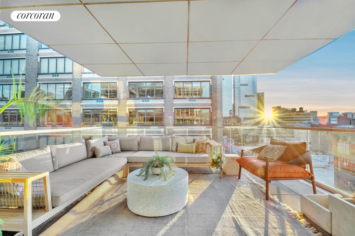 Building Photo - 547 W 47th St