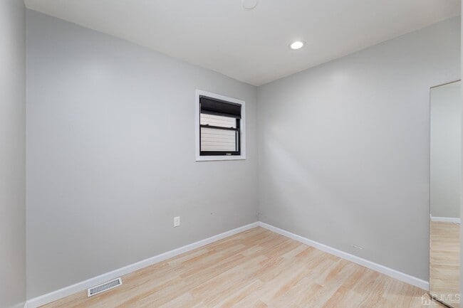 Building Photo - 52 Sharot St