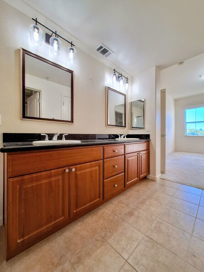 Building Photo - Beautiful 2bd Condo In Gated Community With Pool, Gym, and In-unit Laundry!