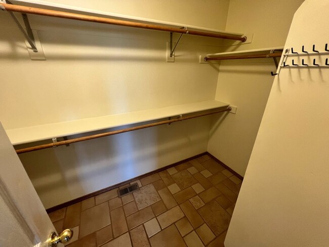 Building Photo - 6 MONTH LEASE - Spacious 4BD Home with 3-C...
