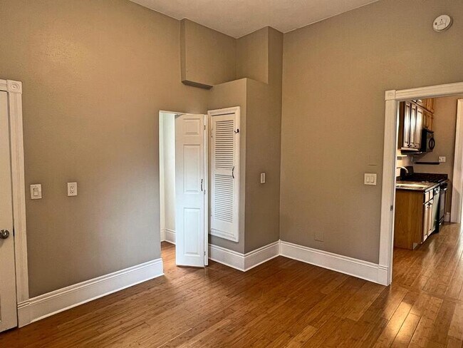 Building Photo - 1071 Lipan St