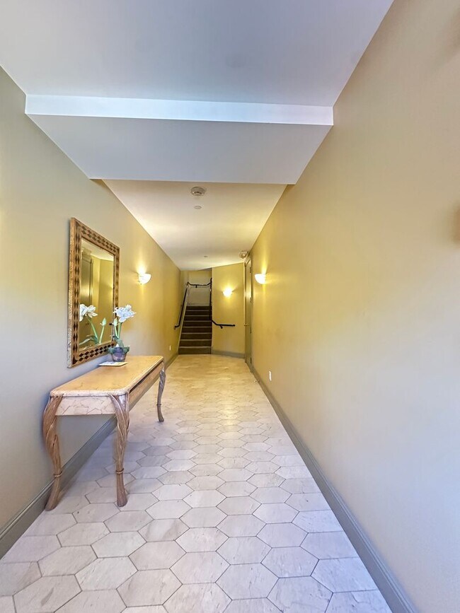 Building Photo - Charming 2 BR | 2.5 BA in Presidio Heights