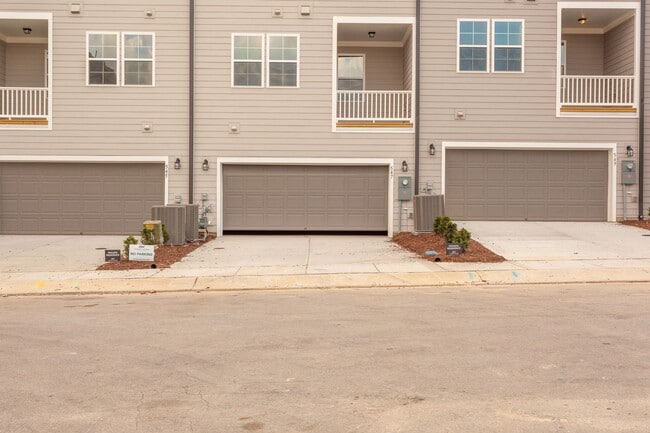 Building Photo - BEAUTIFUL TOWNHOME WITH COMMUNITY POOL- $1000 OFF FIRST MONTH'S RENT WITH FEBRUARY 2026 MOVE-IN
