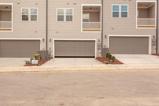 Building Photo - BEAUTIFUL TOWNHOME WITH COMMUNITY POOL