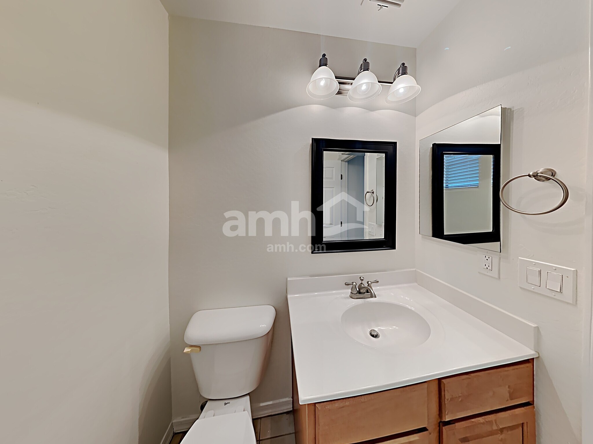 Building Photo - 15424 W Poinsettia Dr