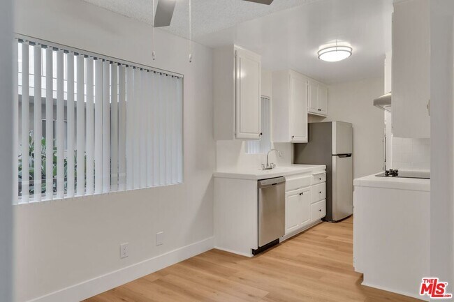 Building Photo - 1110 S Oakhurst Dr