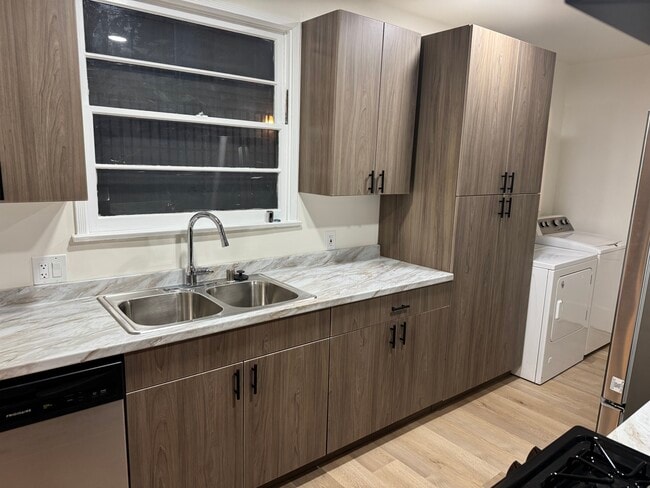 Building Photo - 13345 Burbank Blvd