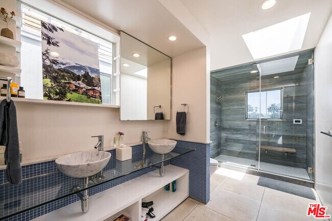 Building Photo - 417 Venice Way
