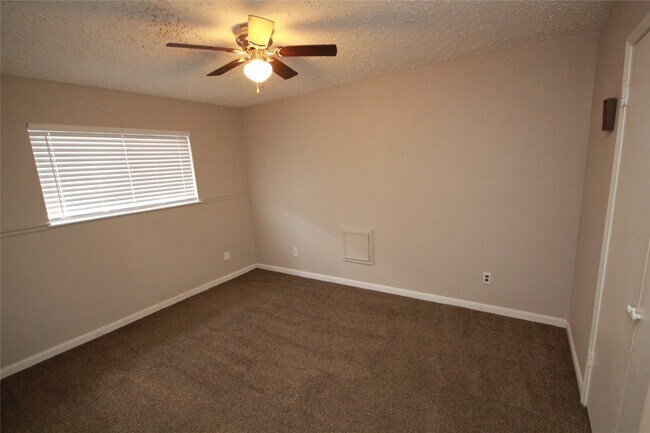 Building Photo - 22619 Braken Carter Ln