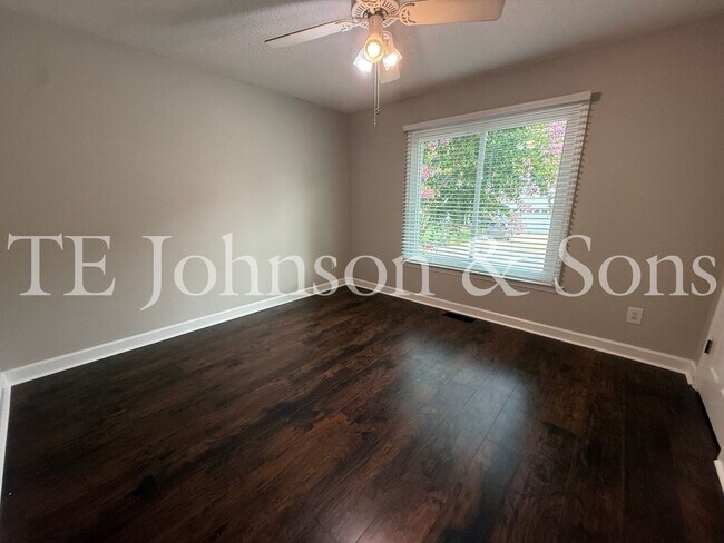 Building Photo - Charming One Level 3 Bedroom Home with Fenced Yard, Garage, and Deck