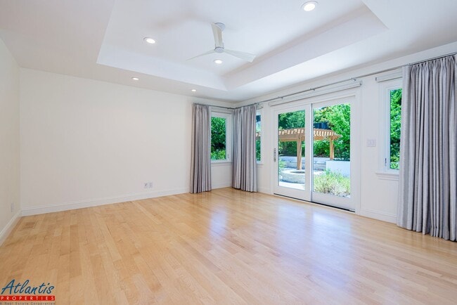 Building Photo - Stunning & Remodeled Home | Desirable Sara...