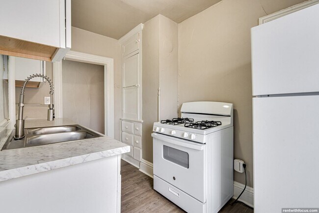 Building Photo - 818/818A Bowen St