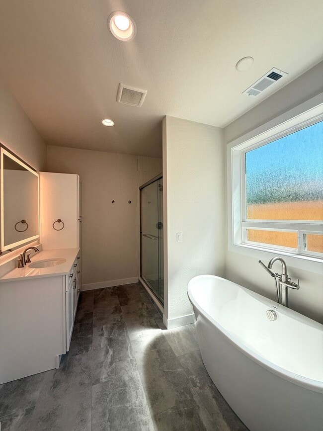 Building Photo - Beautiful New 3 Bed, 2 Bath Home in Northeast Medford