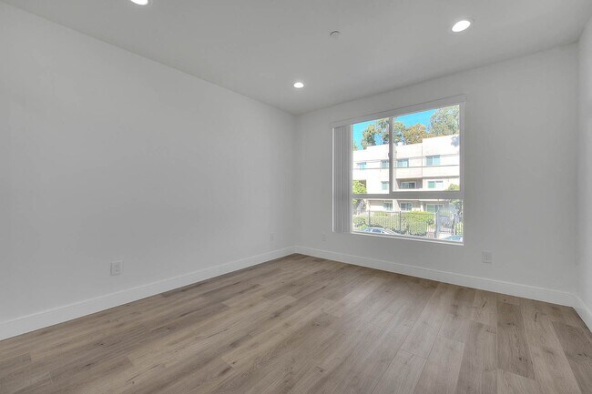 Building Photo - Luxury 2 & 4 Bed Townhomes in NoHo!