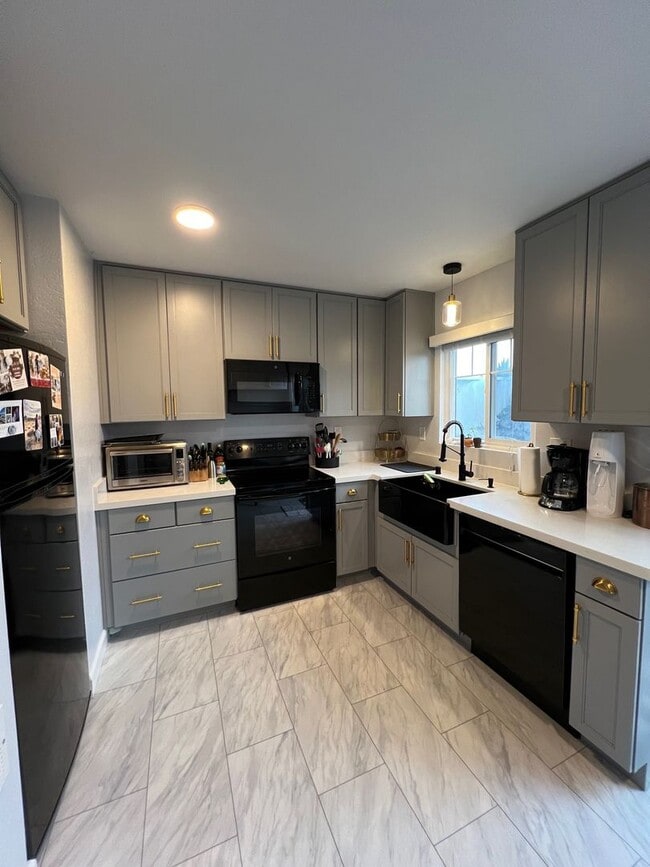 Building Photo - 2 Bedroom 2 Bath Updated Condo Marina - Av...