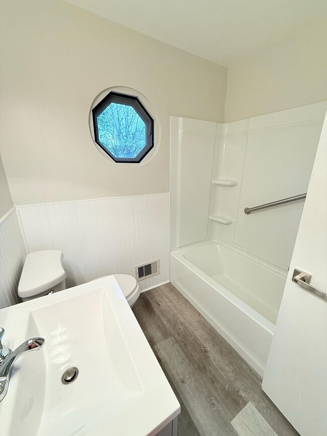 Building Photo - Newly Remodeled 3-Bed, 2-Bath Ranch Style Home